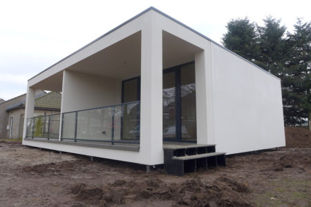 Prefab woning geplaatst op schroeffundament