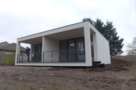 Prefab woning geplaatst op schroeffundament