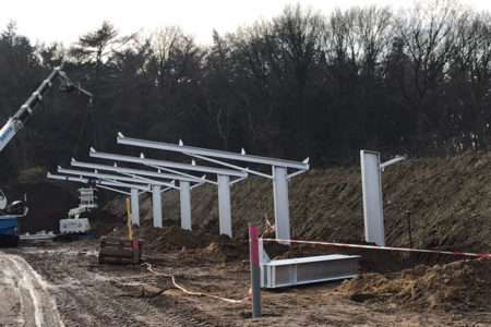 De pilaren voor de solar carport, gedragen door schroeffundamenten