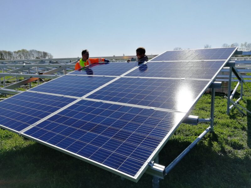 Zonnepanelen op een draagconstructie.